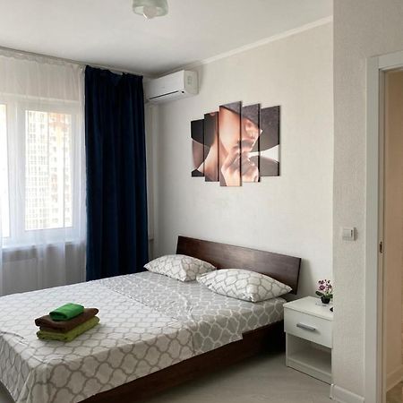 Cozy Apartment on Gmyri 12b near metro Poznyaki Kijów Zewnętrze zdjęcie